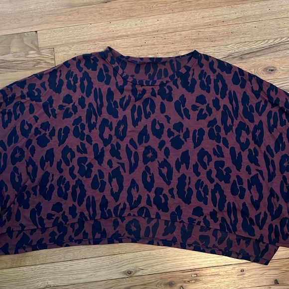 Soprano Leopard Print Short Dolmen Sleeve Top Size M - Picture 1 of 6